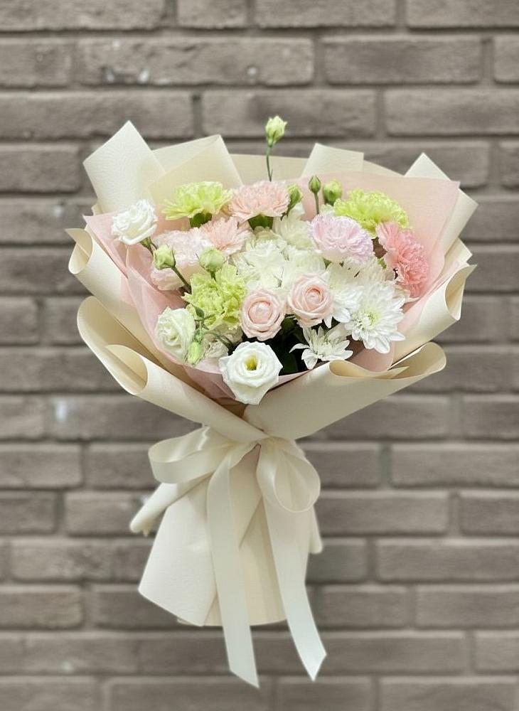 Букет цветов из: Гвоздики, Розы, Лизиантусы и Хризантемы в Восточном Ставропольского края