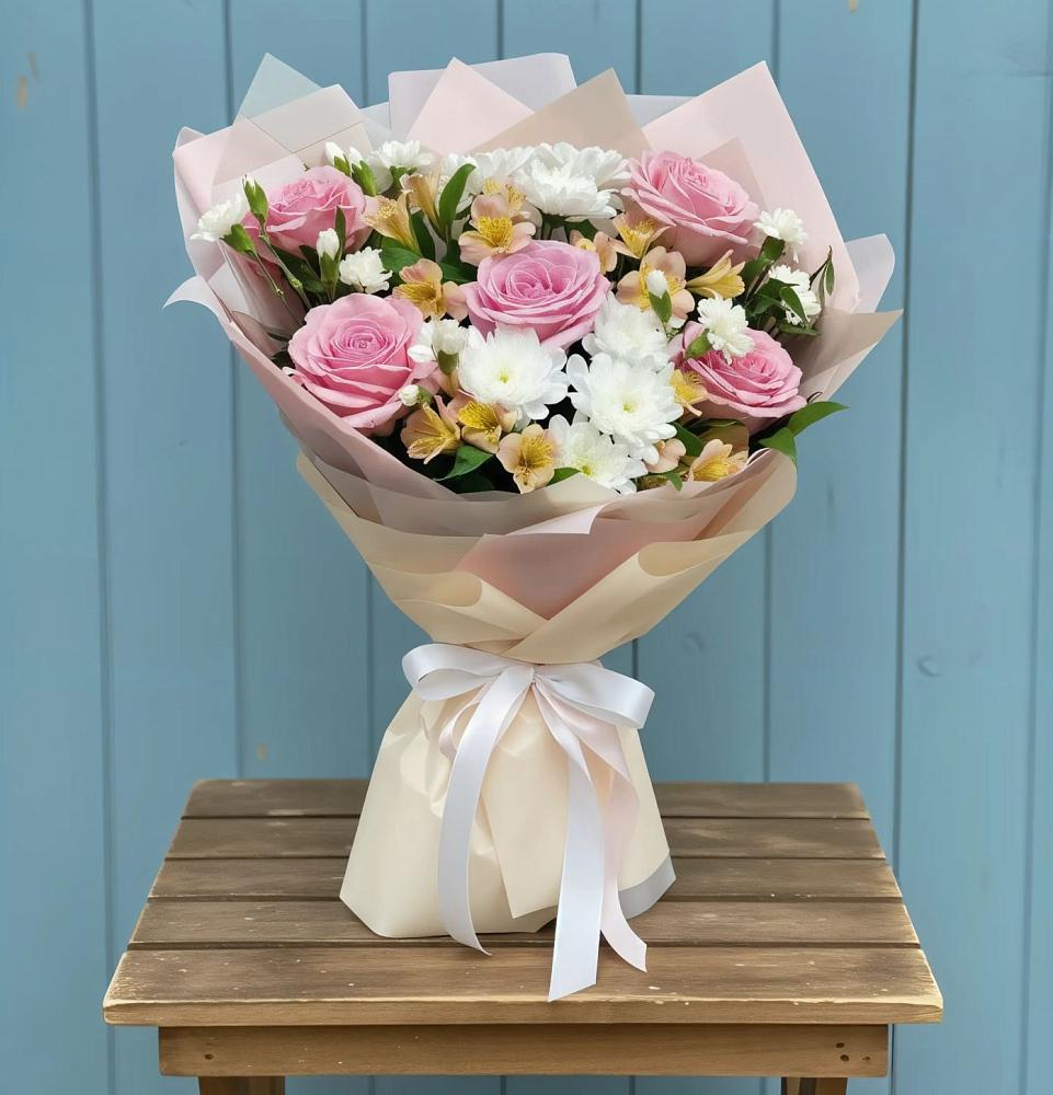 Букет цветов из: Гвоздики, Орхидеи и Розы в Восточном Ставропольского края