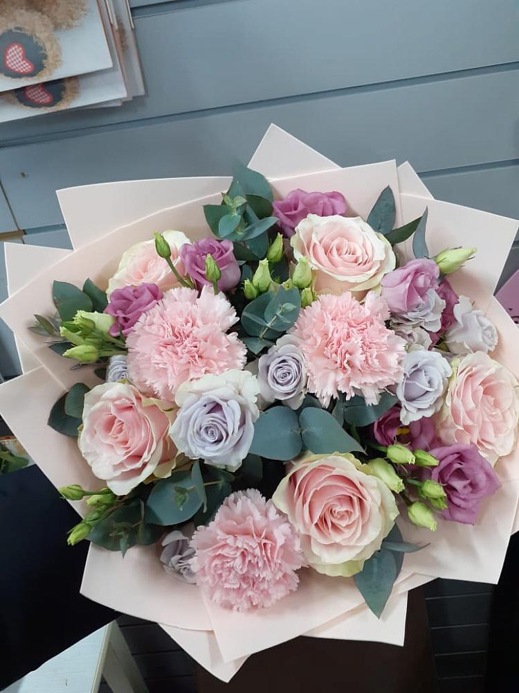 Букет цветов из: Розы, Гвоздики и Лизиантусы в Восточном Ставропольского края